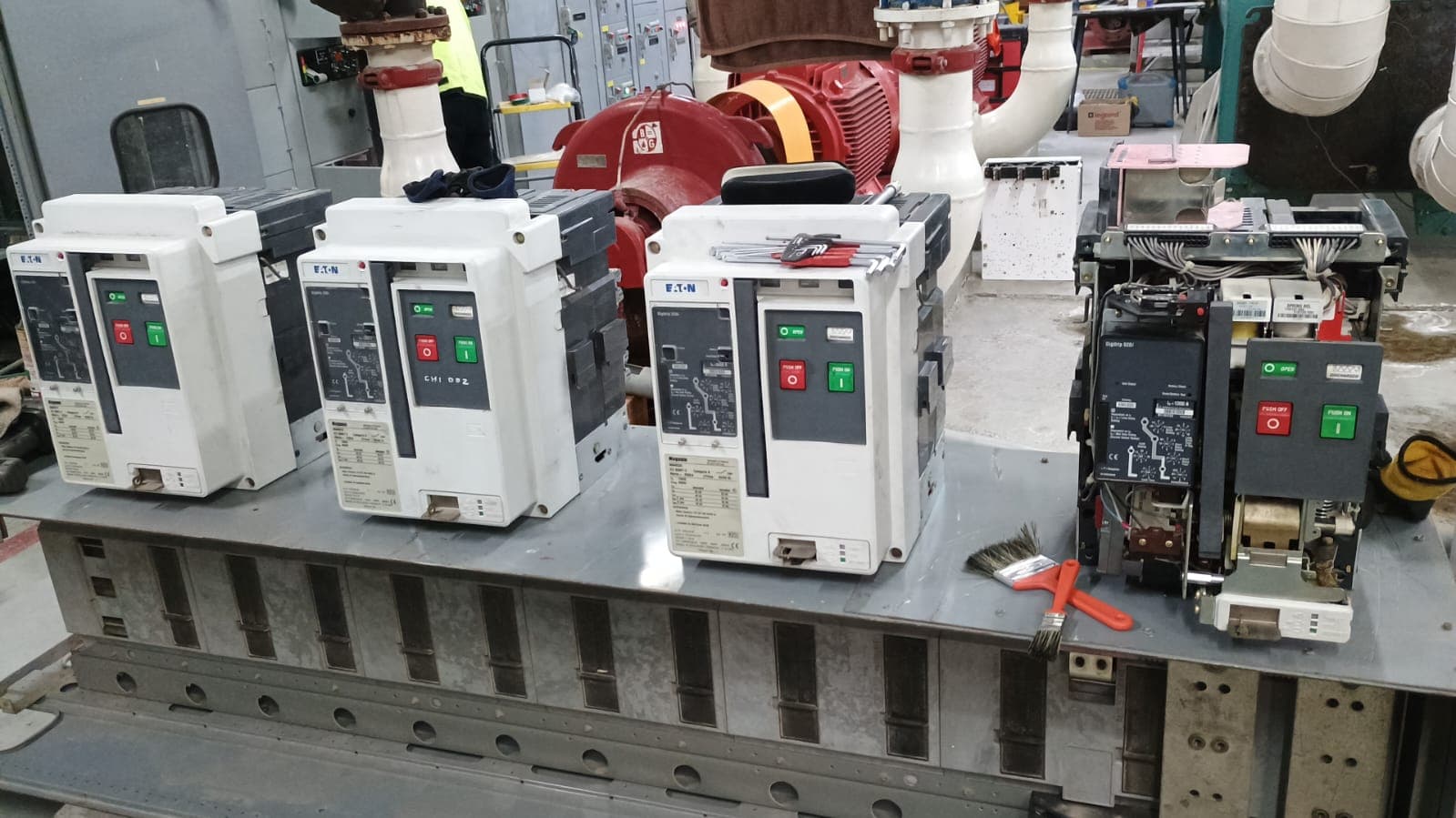 Vista de tableros eléctricos y canalizaciones en sala eléctrica mantenida por IVS Energy en la Región Metropolitana.