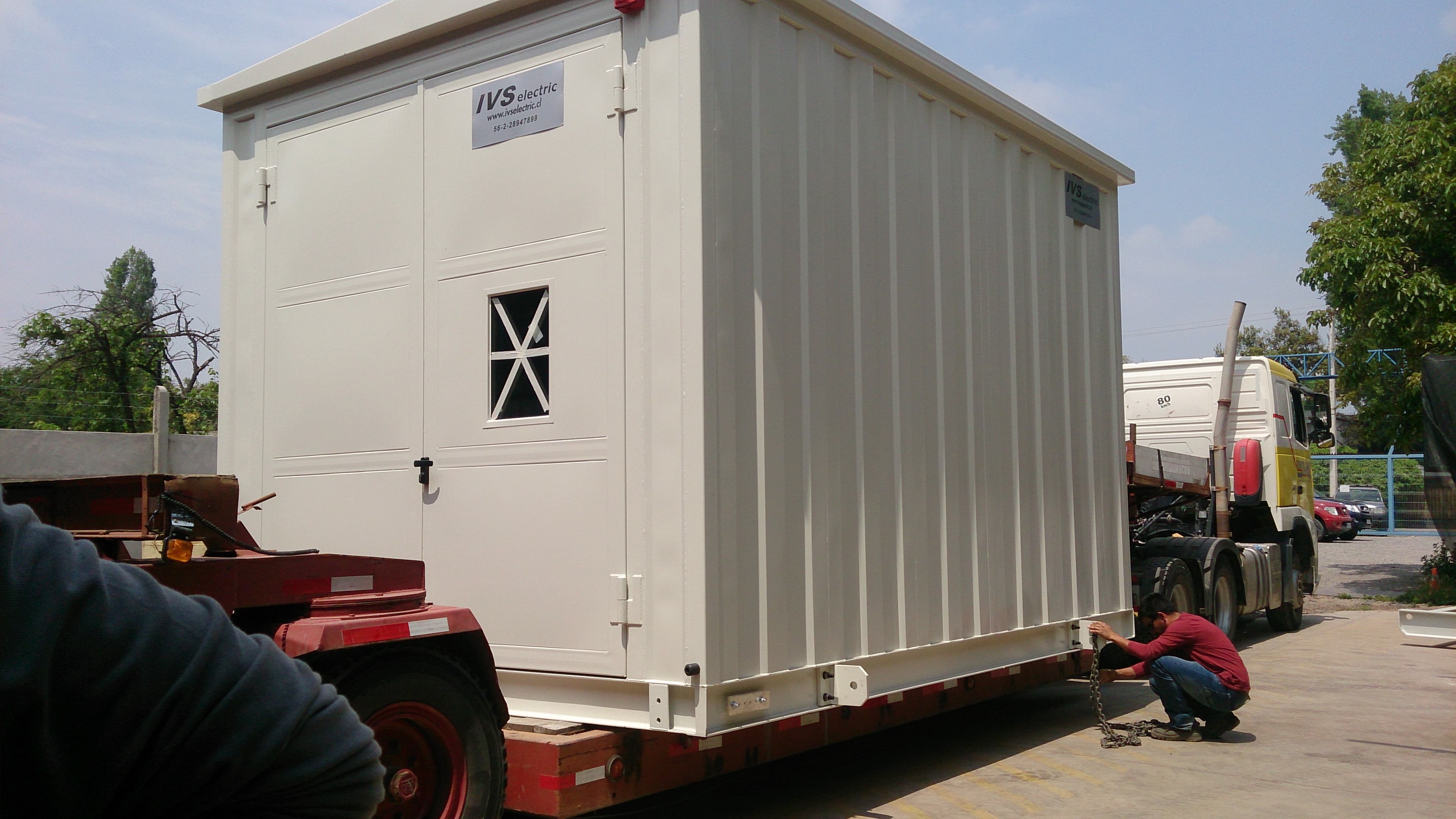 Detalle de conexiones y protecciones eléctricas en sala de tableros mantenida por IVS Energy.