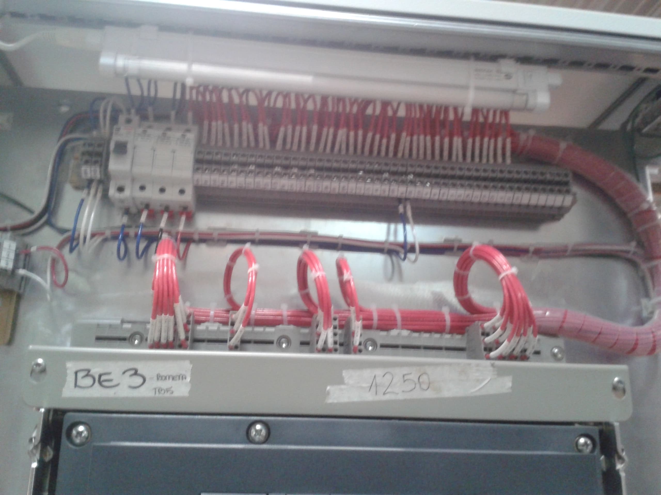 Detalle de conexiones y protecciones en CDC hospitalario mantenido por IVS Energy.