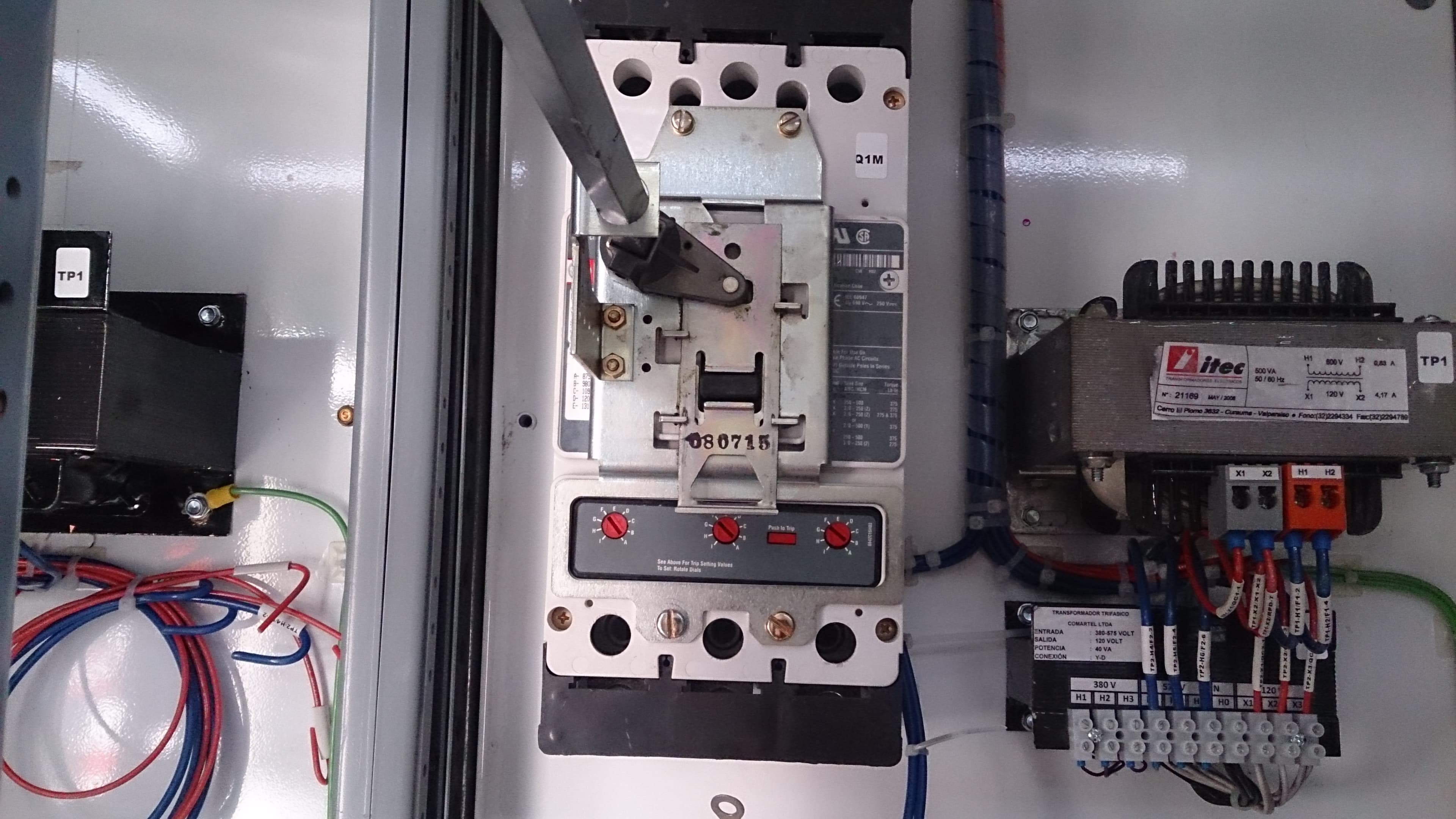 Sala eléctrica con tableros y barras de cobre en proceso de mantención en la Región Metropolitana.