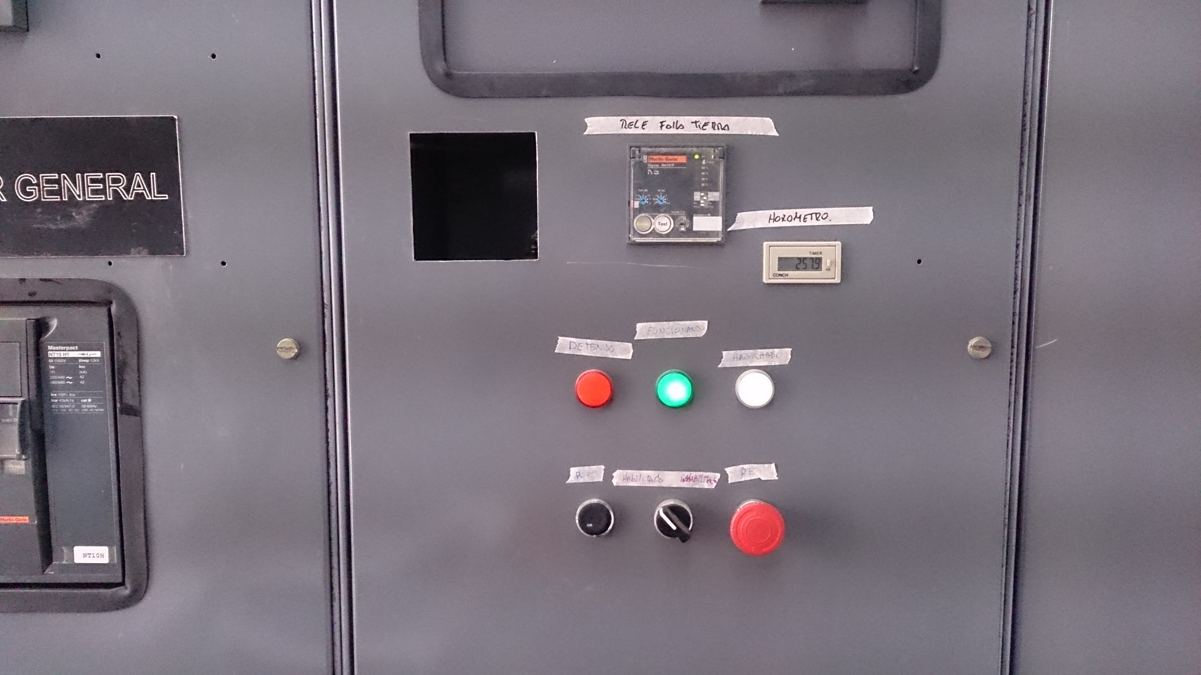 Tableros de sala eléctrica en proceso de inspección y deslamado por parte de IVS Energy.