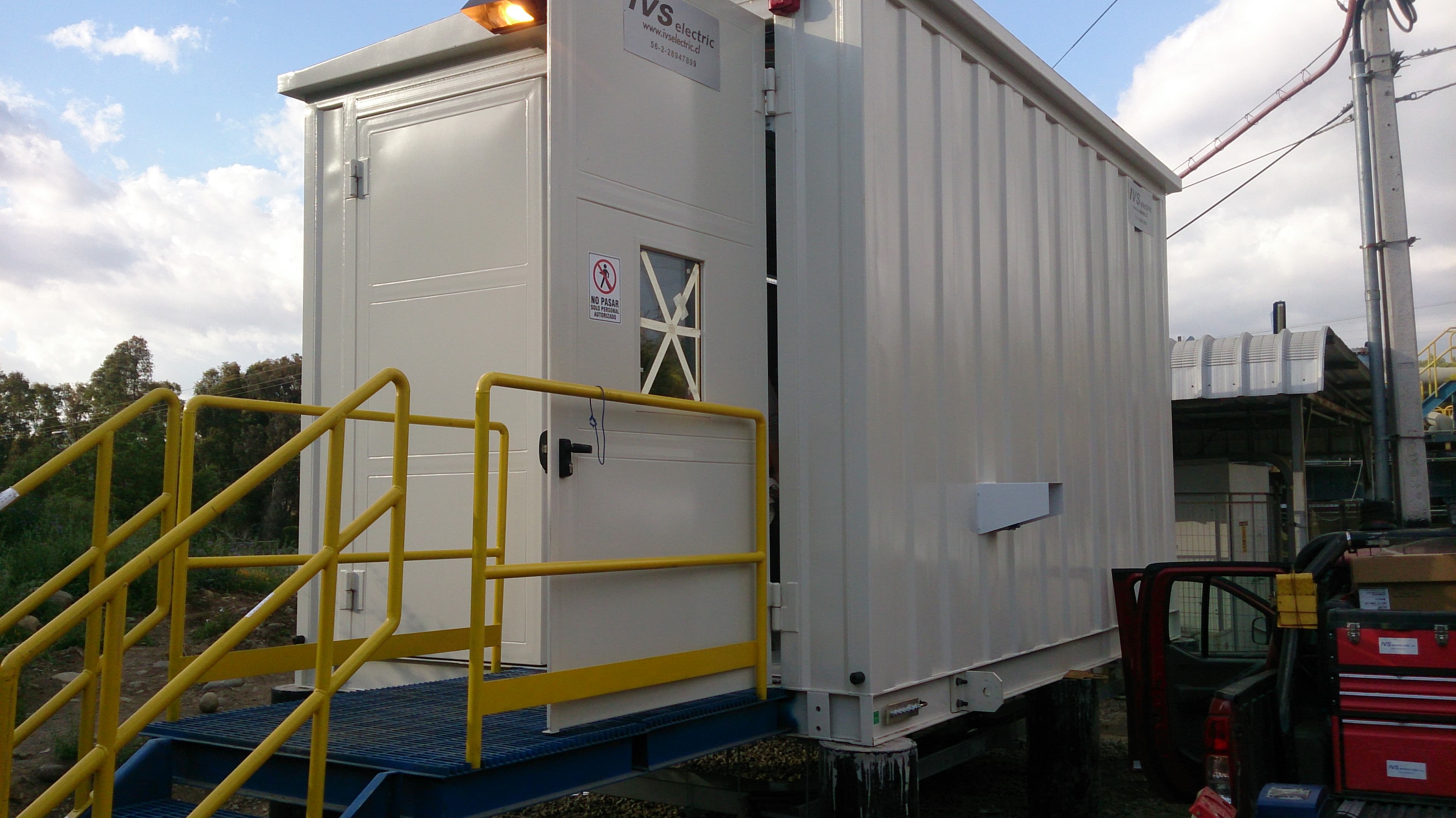 Vista general de sala eléctrica con equipos de maniobra y protección revisados por IVS Energy.