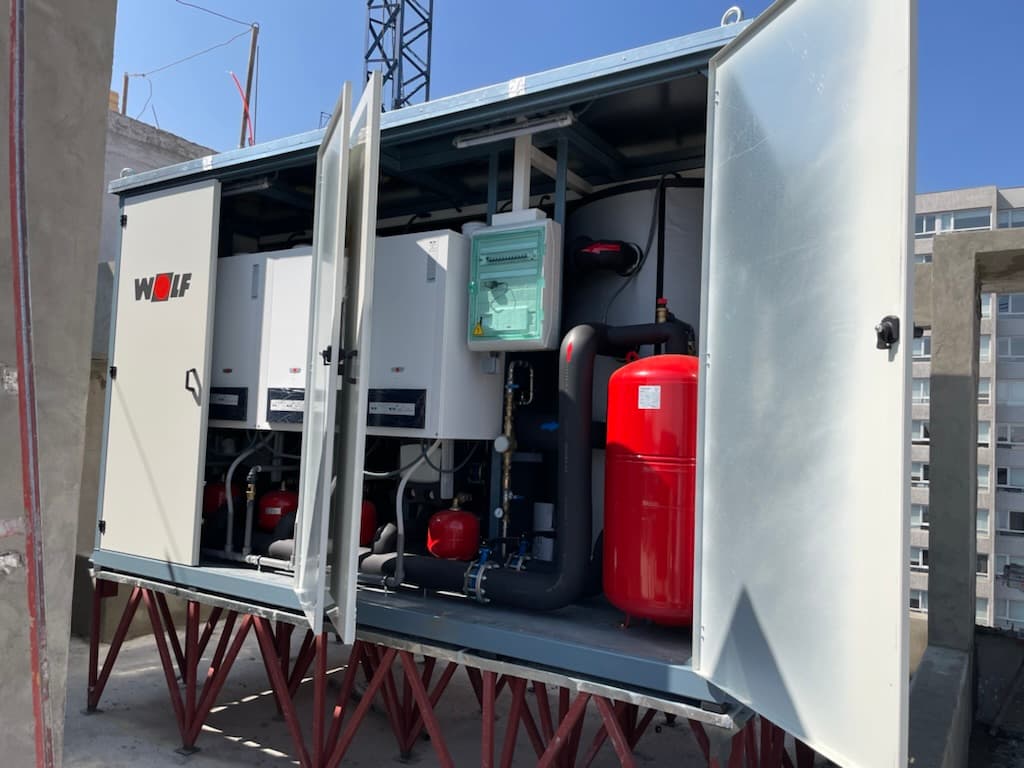 Caldera Wolf instalada en sala de calderas moderna para comunidad en Santiago.