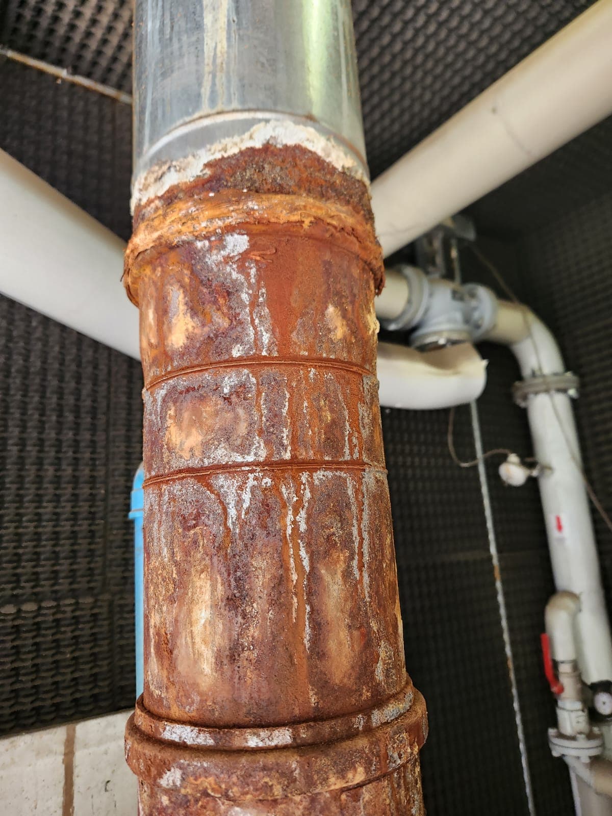 Evidencia fotográfica de corrosión en colectores de sala de calderas en edificio residencial.