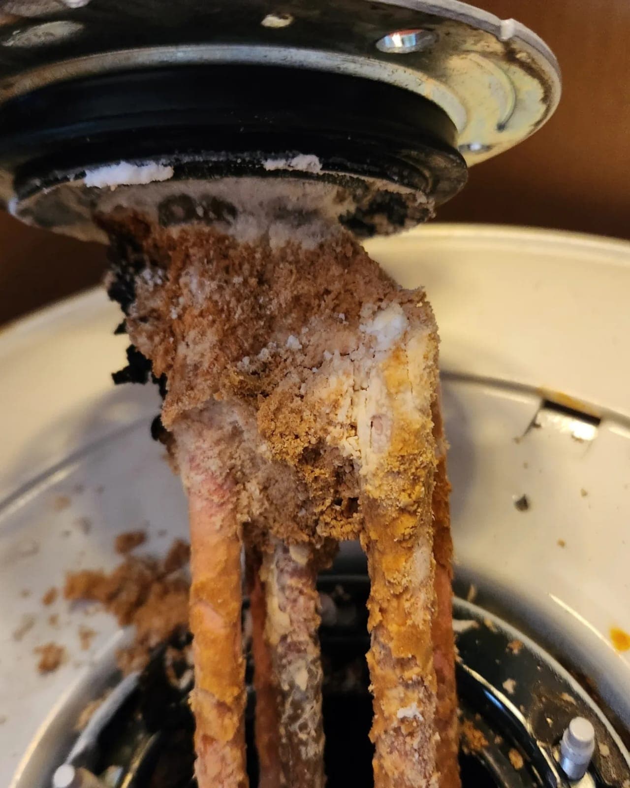 Daños por filtración en línea de retorno de caldera en comunidad de la Región Metropolitana.